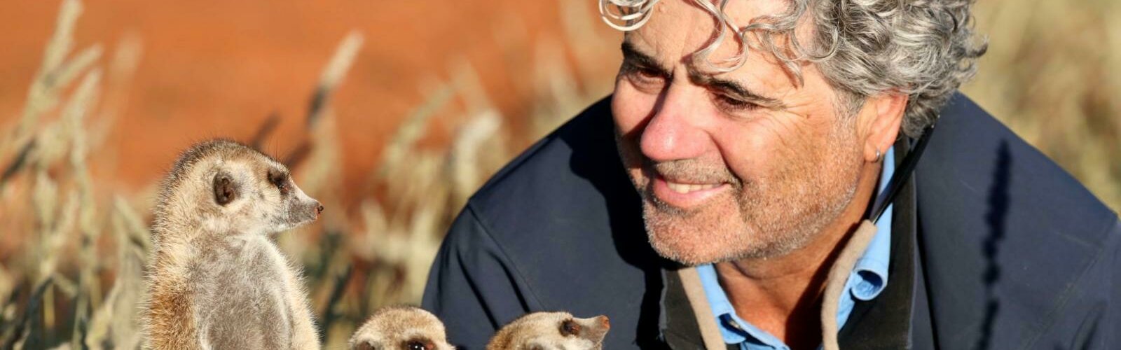 Naturfilmer Jens Westphalen in der Kalahari-Wüste mit Erdmännchen
