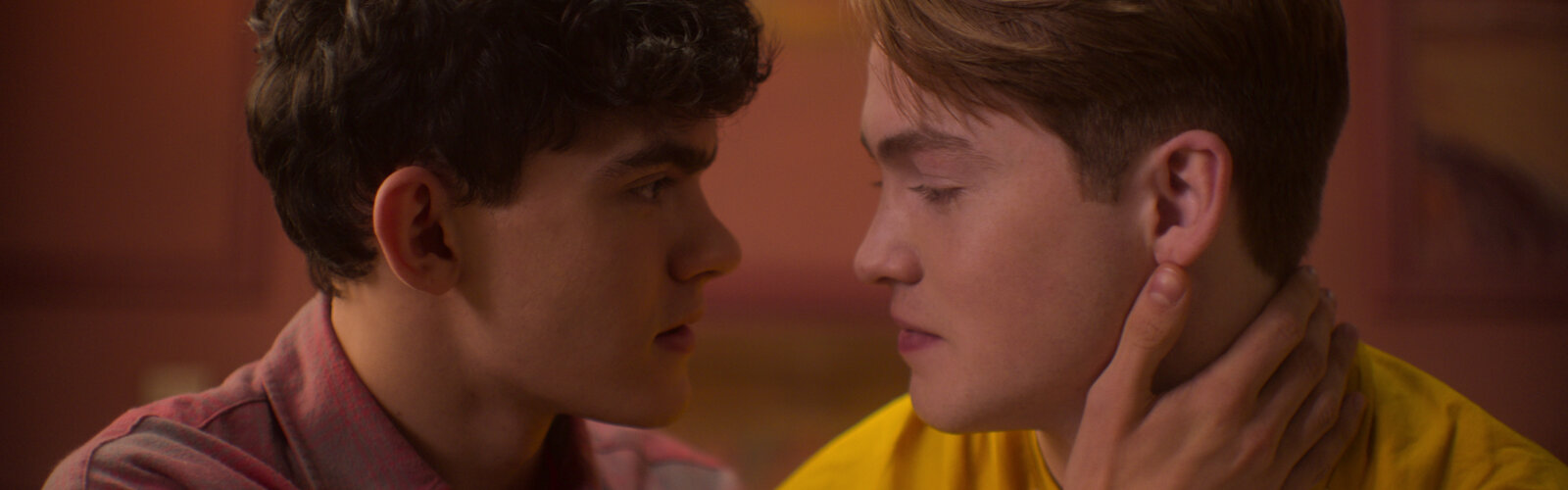Joe Locke und Kit Connor verliebt als Charlie und Nick für die zweite Staffel von Heartstopper auf Netflix.