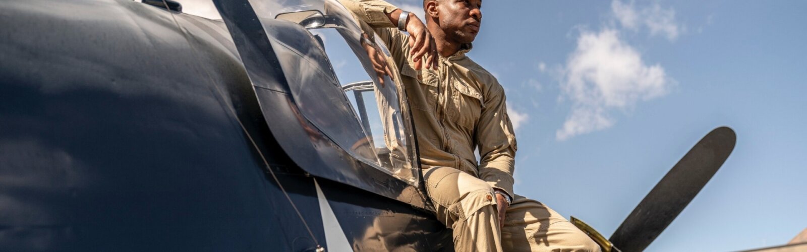 Jonathan Majors als Kampfpilot Jesse LeRoy Brown im Film über die Helden des Koreakriegs „Devotion“.