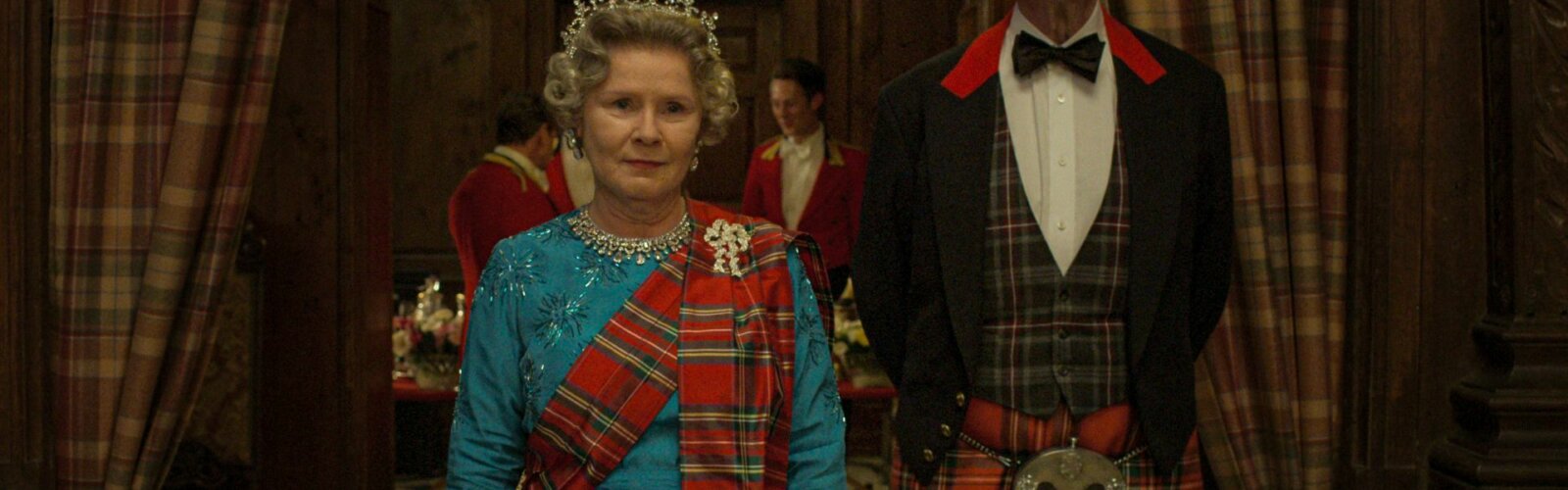 Jonathan Pryce als Prinz Phillip und Imelda Staunton als Queen Elizabeth II in The Crown Staffel 5.