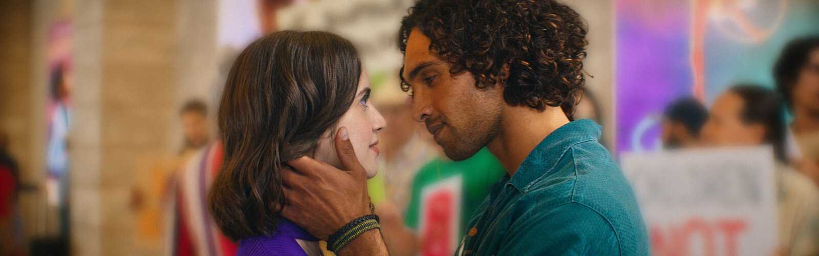 Laura Marano als Cami und Jordi Webber als Jack in der interaktiven Netflix-RomCom Choose Love.