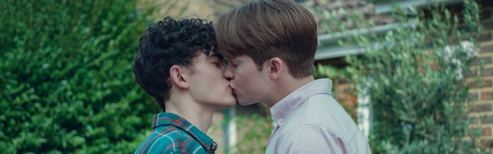 Charlie (Joe Locke) und Nick (Kit Connor) küssen sich. Eine Szene aus Heartstopper Staffel 2.