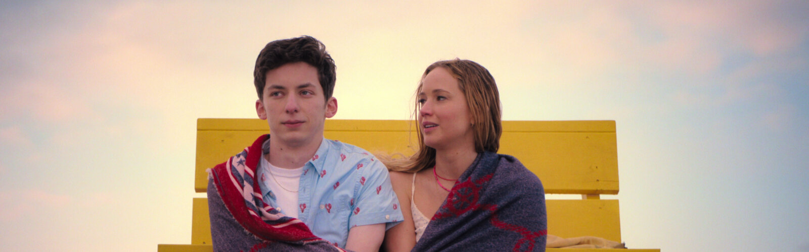 Eine Szene aus der Komödie No Hard Feelings: Jennifer Lawrence und Andrew Barth Feldman spielen Maddie und Percy.