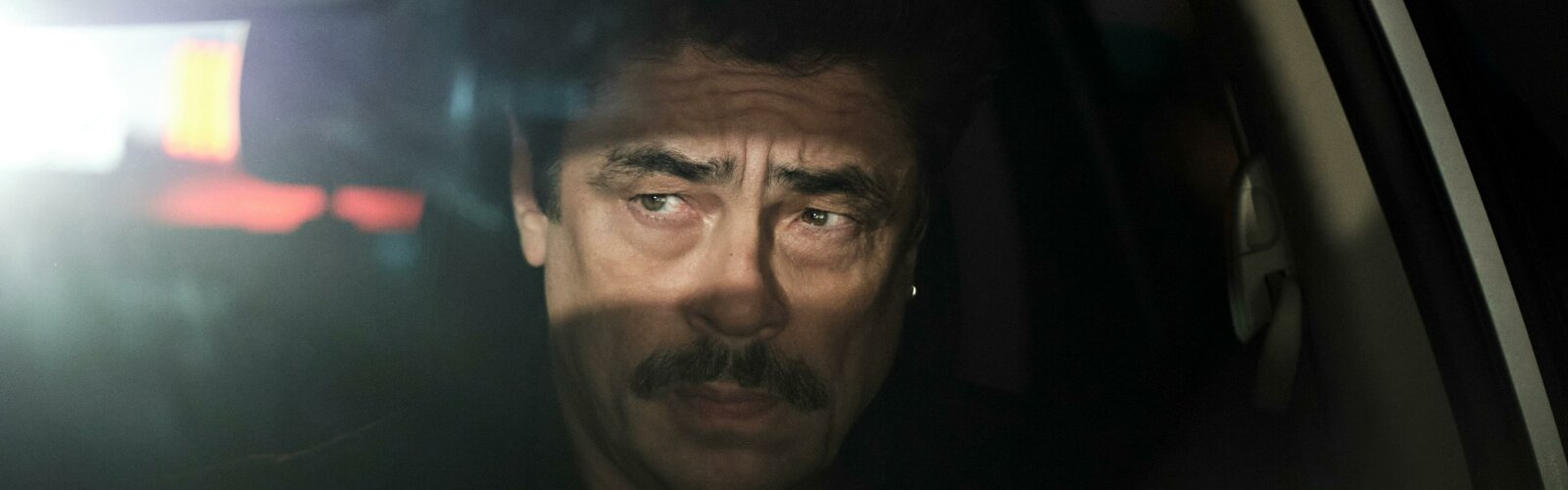 Benicio del Toro als Tom Nichols in Reptile (2023).