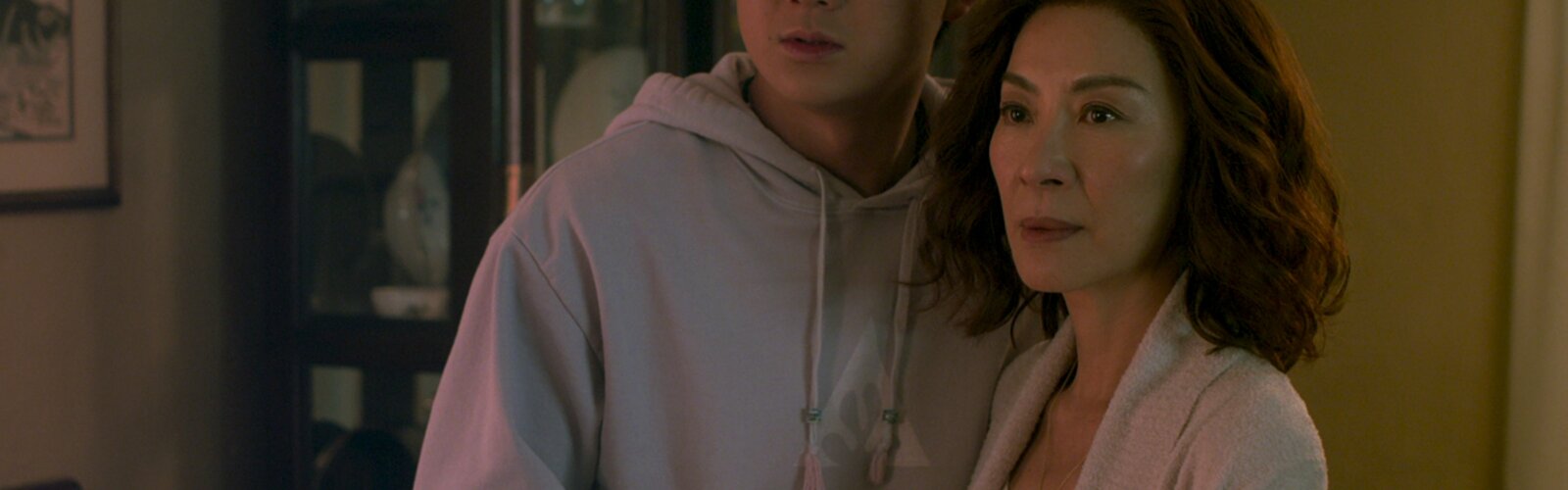 Oscarpreisträgerin Michelle Yeoh als Triaden-Chefin Eileen und Sam Song Li als ihr Sohn Bruce.