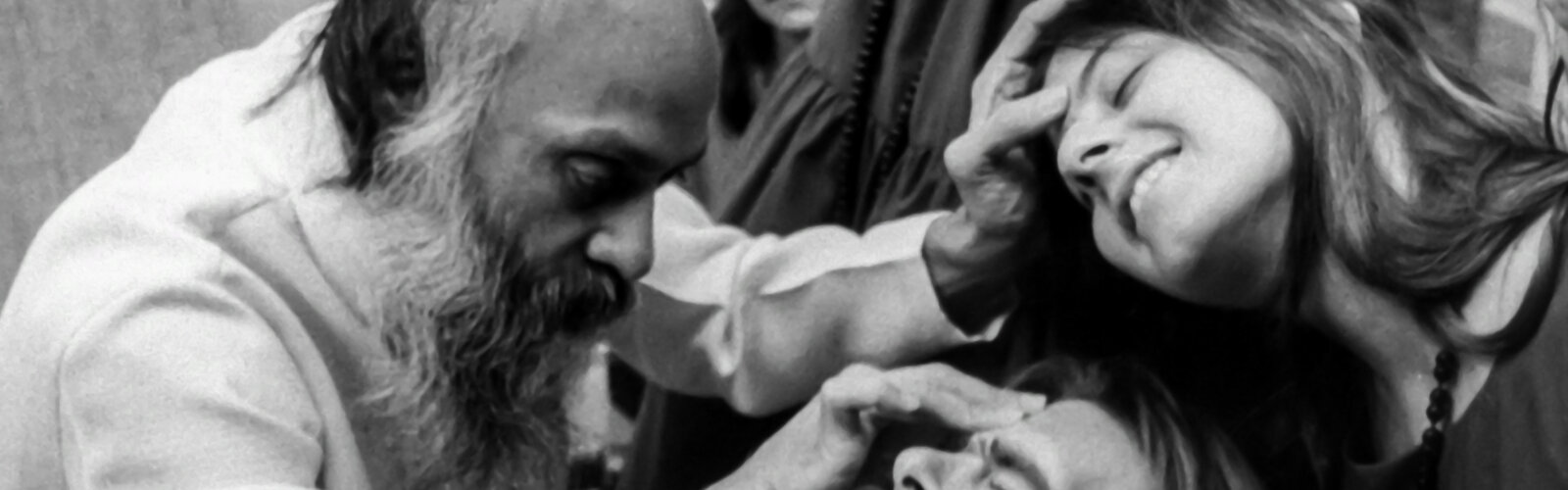 Guru Bhagwan Shree Rajneesh siedelte sich Anfang der 80er Jahre mit seinen Anhänger*innen in den USA an.