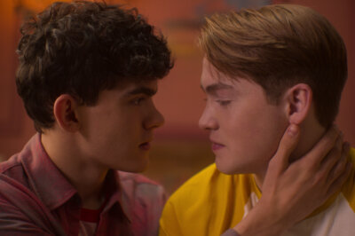 Joe Locke und Kit Connor verliebt als Charlie und Nick für die zweite Staffel von Heartstopper auf Netflix.