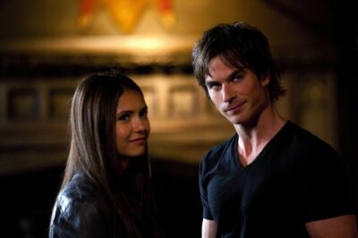 Die Serie Vampires Diaries kommt auf Netflix zurück – hier sind Elena und Damon zu sehen.