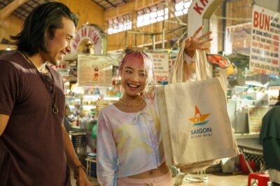 Eine Szene aus der Netflix-RomCom A Tourist's Guide to Love: Sinh (Scott Ly) und Anh (Than Truc) sind in Vietnam unterwegs