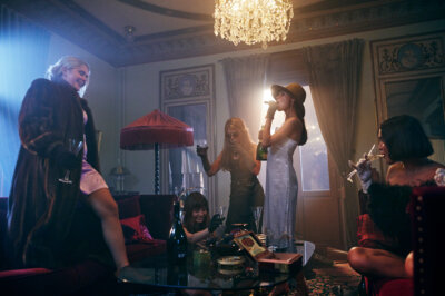 Reiche Nachbarn ausrauben und mit Champagner feiern: Die Barracuda Girls aus der Netflix-Serie in Action.