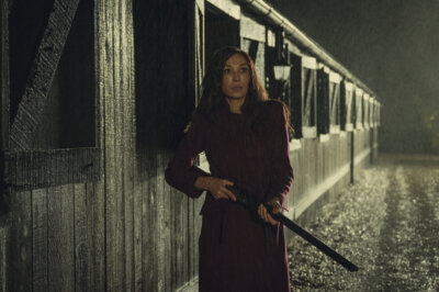 Famke Janssen spielt Katherine, die verbitterte Schwiegermutter in Locked In.