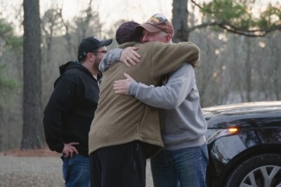 Eine Szene aus der Netflix-Doku The Dads: Zwei der Väter umarmen sich. Von links nach rechts: Jose Trujillo, Wayne Maines, und Dennis Shepard