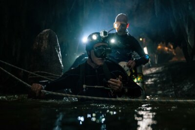 Taucher in der Miniserie Thai Cave Rescue über die Rettung des Fußballteams aus der Tham Luang Höhle.