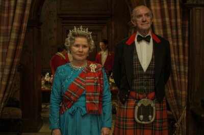 Jonathan Pryce als Prinz Phillip und Imelda Staunton als Queen Elizabeth II in The Crown Staffel 5.