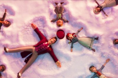 Eine Szene aus Scrooge: Ein Weihnachtsmusical (2022) von Netflix: Kinder machen Schneeengel.