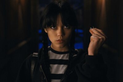 Wednesday Addams (Jenna Ortega) schnipst mit den Fingern. Eine Szene aus Wednesday, Staffel 1, Episode 2.