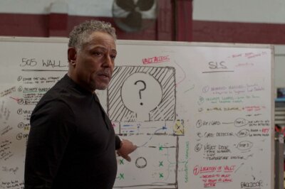 Eine Szene aus Kaleidoskop: Leo (Giancarlo Esposito) vor seinem Whiteboard.