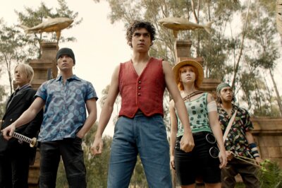 Eine Szene aus der Netflix-Live-Action-Serie ONE PIECE: Die Strohhüte stehen hinter ihrem Kapitän versammelt. Von links nach rechts: Sanji, Zorro, Ruffy, Nami und Lysop.