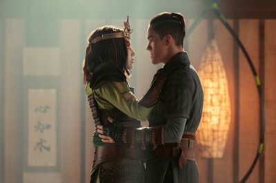 Maria Zhang als Suki und Ian Ousley als Sokka in Staffel 1 der Netflix Live-Action-Verfilmung Avatar: Der letzte Luftbändiger.