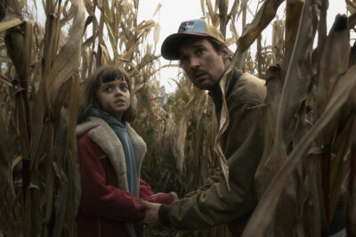 Sven (Florian David Fitz) und Tochter Charlie (Yuna Bennett) in der Netflix-Serie Das Signal.