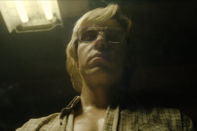 Evan Peters schaut als Jeffrey Dahmer in der Netflix-Serie Dahmer – Monster: Die Geschichte von Jeffrey Dahmer in die Kamera.