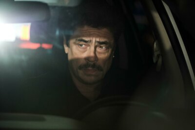 Benicio del Toro als Tom Nichols in Reptile (2023).